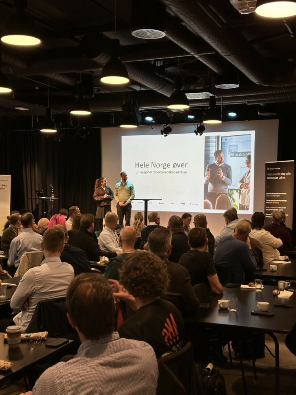 Room full of people taking part in Hele Norge øver.